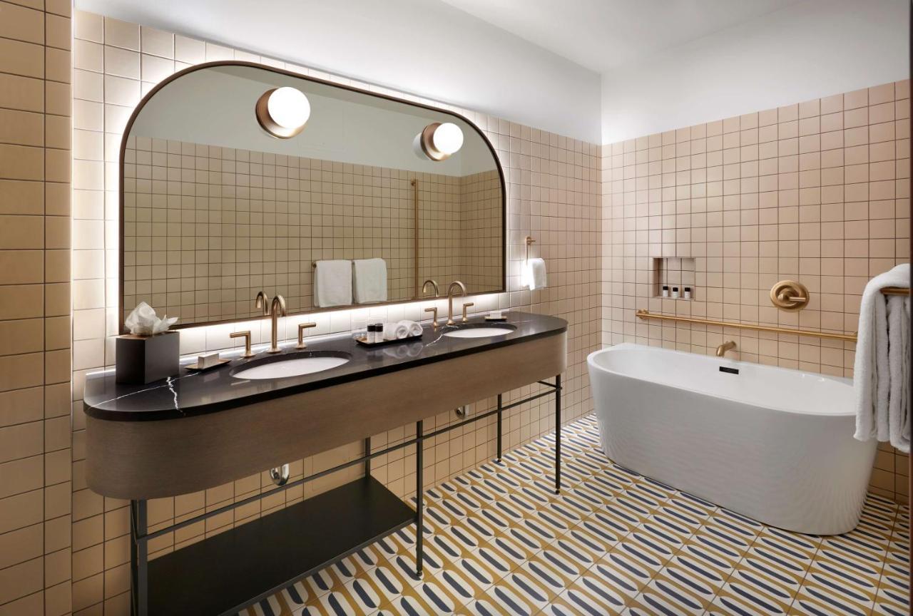 The Westley Calgary Downtown, Tapestry Collection By Hilton Hotel Eksteriør billede