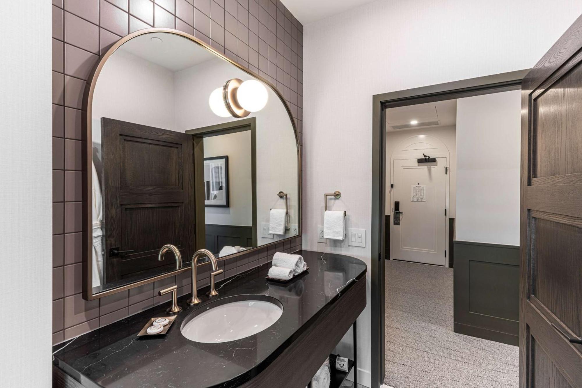 The Westley Calgary Downtown, Tapestry Collection By Hilton Hotel Eksteriør billede