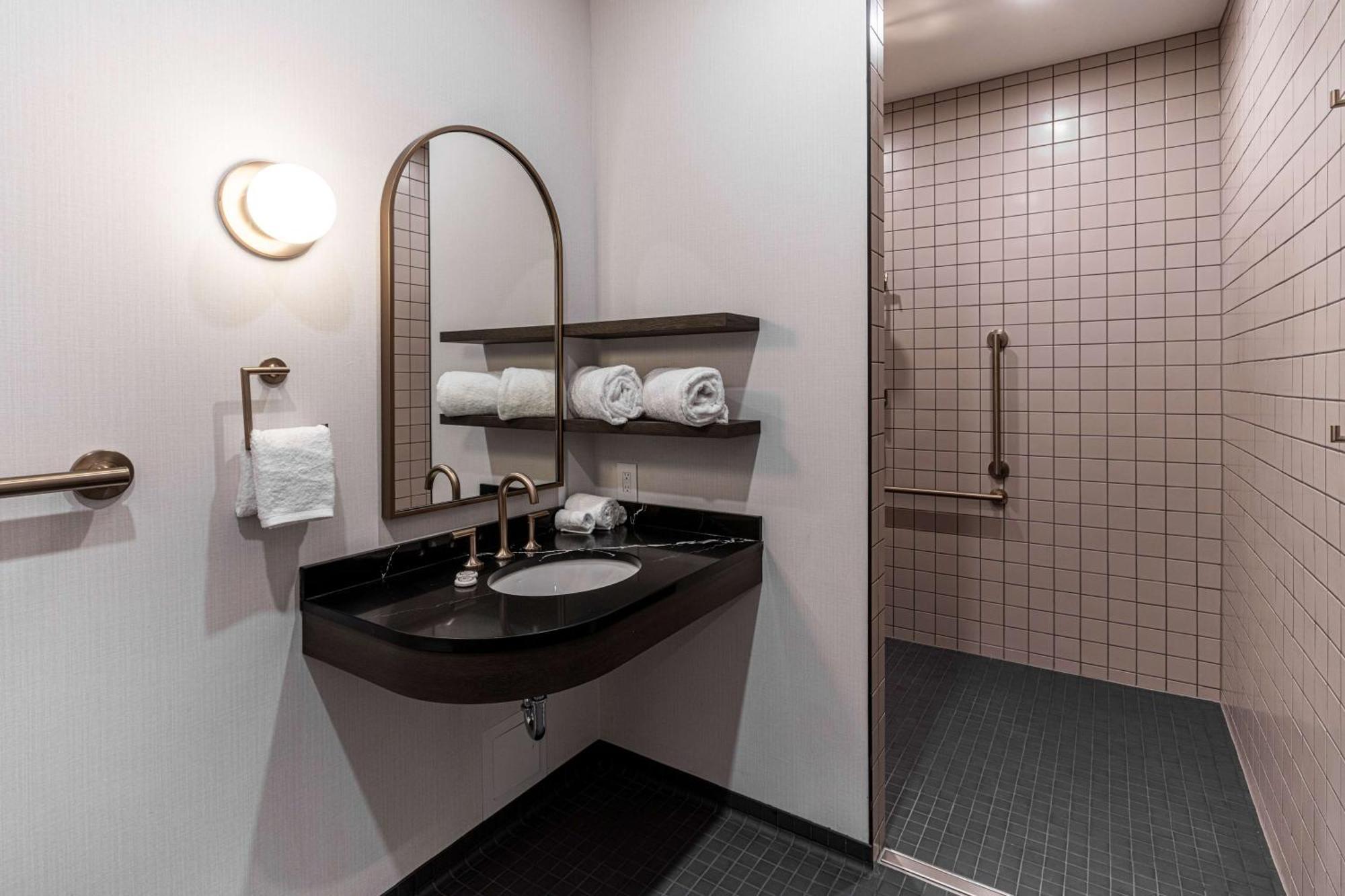 The Westley Calgary Downtown, Tapestry Collection By Hilton Hotel Eksteriør billede
